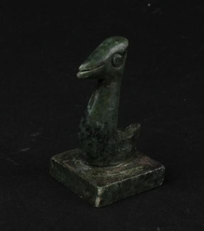 null CHINE - 
Sceau en pierre dure verte surmonté d'un canard dans le goût des antiquités....