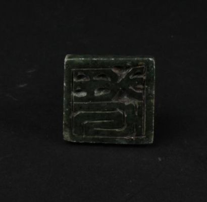 null CHINE - 
Sceau en pierre dure verte surmonté d'un canard dans le goût des antiquités....