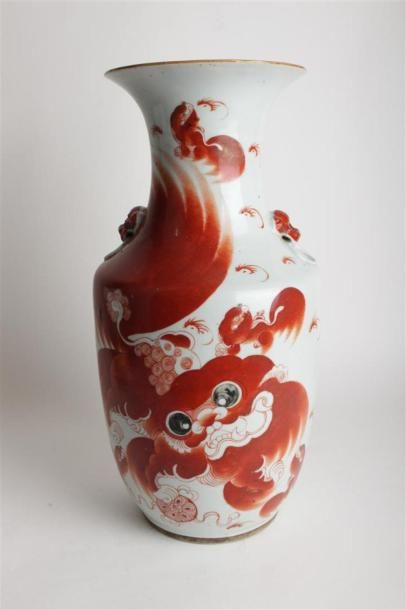 null CHINE, fin du XIXe siècle
Vase à décor d'un chien de Fô en rouge.
H. 42 cm