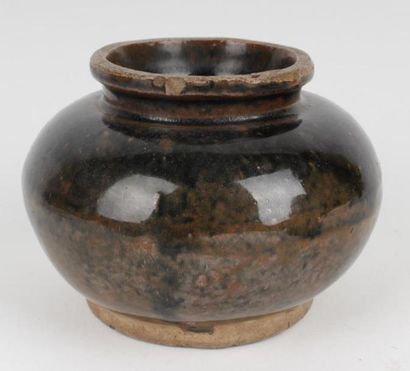 null CHINE - 
Petit vase Cizhou en grès émaillé brun et noir.
H 10 cm.
Eclat au talon,...