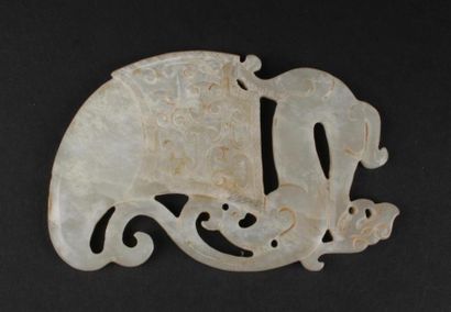 null CHINE - 
Pendentif en pierre dure blanche sculptée d'un dragon. 
9,5 x 6 cm...