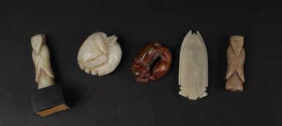 null CHINE (?) - 
Ensemble de cinq objets en pierre dure dont pendentif pêche de...