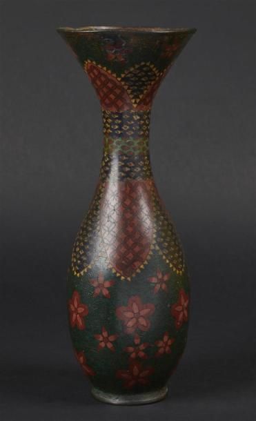 null JAPON, début du XXe siècle 
Vase à long col en bronze cloisonné à décor d'étoiles.
H.:...