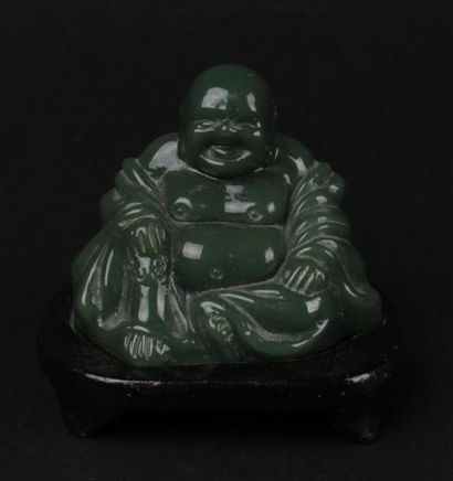 null CHINE, XXe siècle - 
Bouddha en pierre dure verte. 
Restauration. 
5,5 x 4,8...