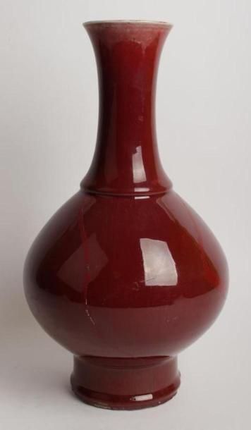 null CHINE - XIXe siècle 
Vase balustre en porcelaine à fond sang-de-boeuf.
H. 38...
