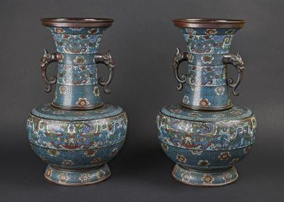 null JAPON - Epoque MEIJI (1868 - 1912)
Paire de vases en bronze et émaux cloisonnés...