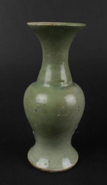 null CHINE - 
Vase balustre émaillé céladon. 
Restaurations. 
H : 20.5 cm