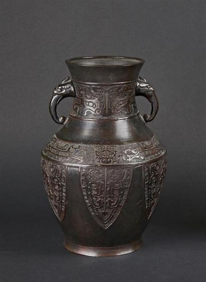 null JAPON - Epoque MEIJI (1868 - 1912)
Vase de forme balustre en bronze à patine...