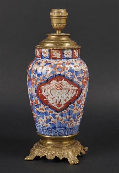 null JAPON, fin du XIXe siècle - 
Vase à corps godronné en porcelaine à décor bleu...