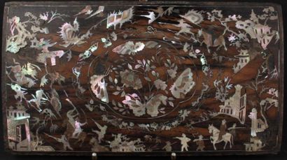 null CHINE - 
Panneau en bois à décor incrusté de nacre. 
Manques. 
15 x 27 cm environ...