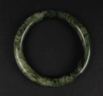 null CHINE, XXe siècle 
Bracelet jonc en jade. 
Diam. 7,8 cm 
Cassé recollé. 