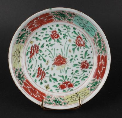 null CHINE, XVIIe siècle - 
Coupe en porcelaine à décor polychrome en émaux dit "wucai"....