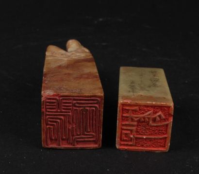 null CHINE - 
Deux cachets en pierre dure, l'un surmonté d'un personnage (H. 10 cm)...