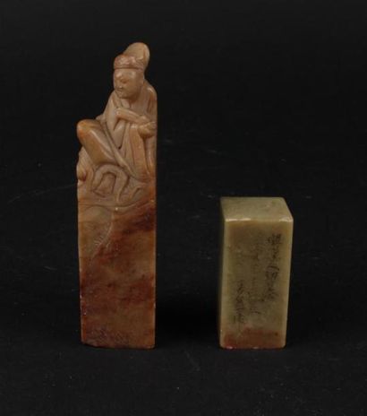 null CHINE - 
Deux cachets en pierre dure, l'un surmonté d'un personnage (H. 10 cm)...