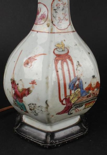null CHINE, XIXe 
Vase monté en lampe en porcelaine à décor polychrome dans le goût...