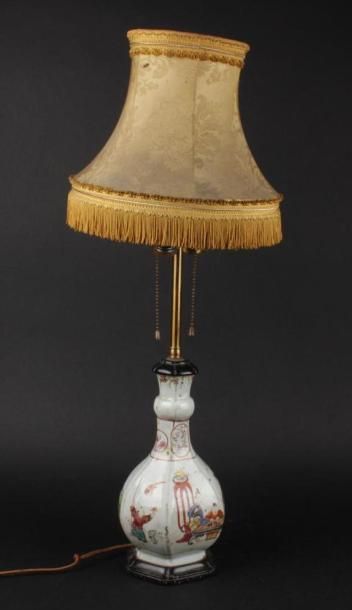 null CHINE, XIXe 
Vase monté en lampe en porcelaine à décor polychrome dans le goût...