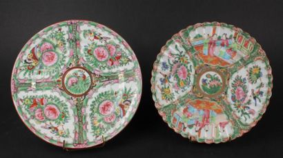 null CHINE, Canton, XXe siècle - 
Deux assiettes en porcelaine à décor polychrome...