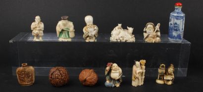 null CHINE - 
Petits objets et netsukés en porcelaine, noix sculpté et os. Accidents....
