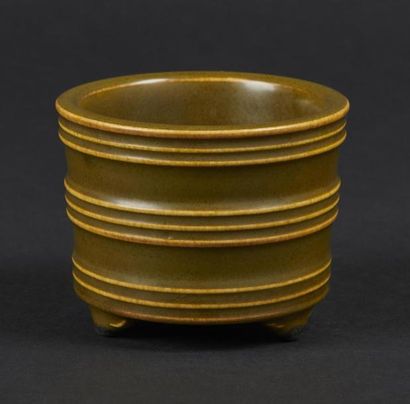 null CHINE, XXe siècle - 
Pot à pinceaux tripode en porcelaine à fond kaki et anneaux...