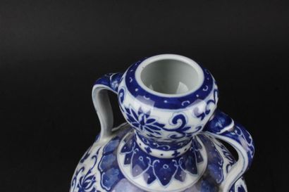 null CHINE - 
Vase en porcelaine à décor en bleu sous couverte, deux anses au col....