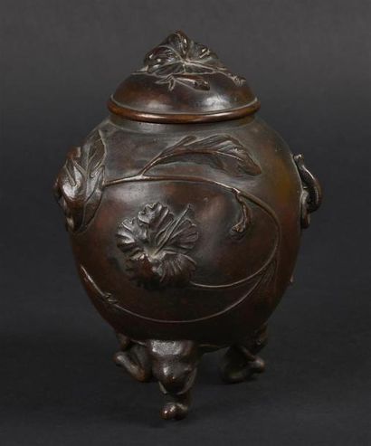 null JAPON - 
Vase couvert en bronze à décor en relief de végétaux.
H. 19 cm 