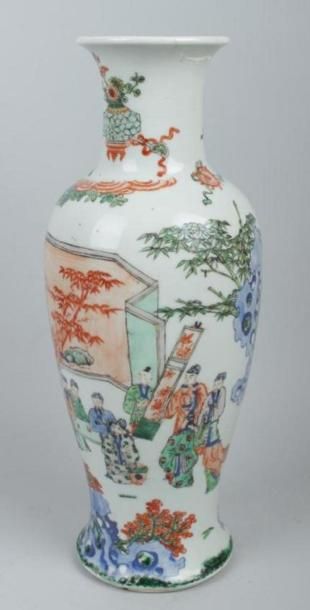 null CHINE, XIXe siècle 
Vase balustre en porcelaine à décor polychrome des émaux...