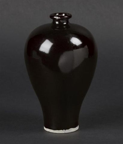 null CHINE - 
Vase Meiping en grès émaillé en brun noir 
H. 19 cm 