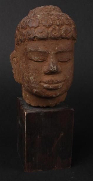 null TIBET (?) - 
Fragment de tête de bouddha en pierre sculptée sur un socle cubique...