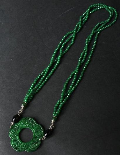 null SAUTOIR composé de trois rangs de perles vertes facettées (jade ?) retenant...