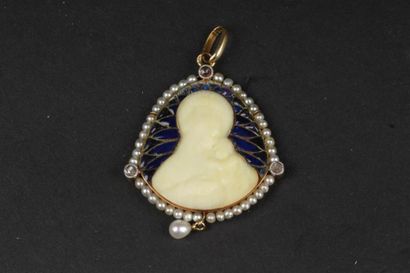 null PENDENTIF en or jaune 18K (750°°/oo) de forme oblongue, représentant la vierge...