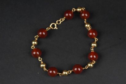 null BRACELET en or jaune 18K (750°°/oo) composé de perles de couleurs orange (agate?)...