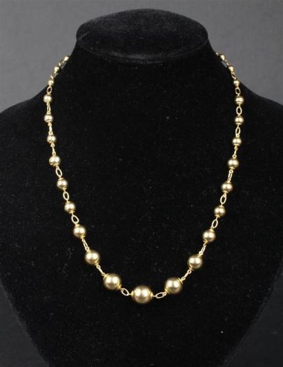 null COLLIER en or jaune 18K (750°°/oo) alternant des boules en chute et des maillons...