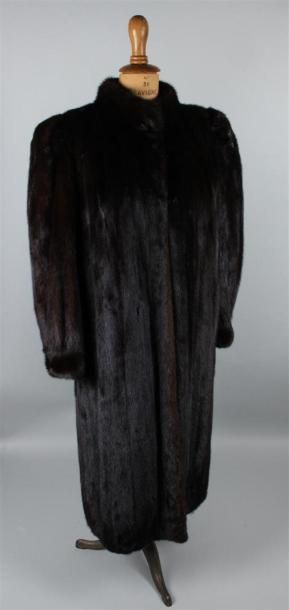 null PIERRE ELY 
Beau manteau en vison marron. 
Largeur épaules : 40 cm environ 
Longueur...
