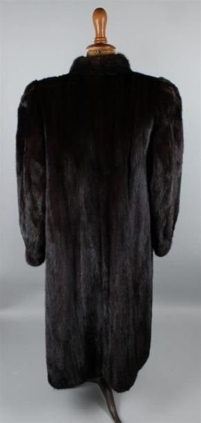 null PIERRE ELY 
Beau manteau en vison marron. 
Largeur épaules : 40 cm environ 
Longueur...
