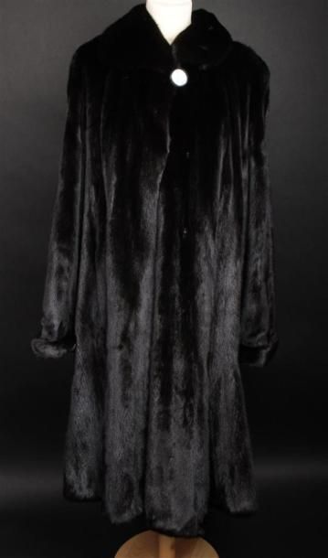 null LES FOURRURES DU CLARIDGE 
Beau manteau en dark vison. 
Etiquette T. 38. 
Une...