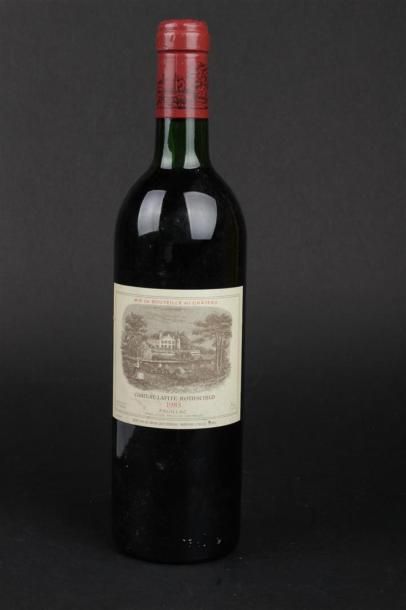 null CHATEAU LAFITE-ROTHSCHILD, 1983 - PAUILLAC. Une bouteille (salissures sur l...