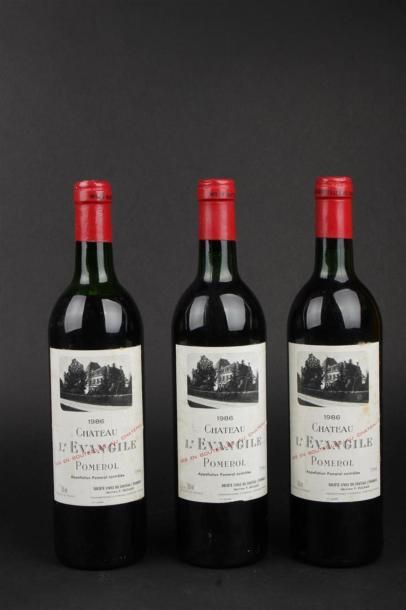 null CHATEAU L'EVANGILE, 1986 - POMEROL. Trois bouteilles.
 (salissures sur les étiquettes,...