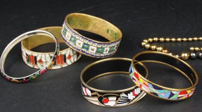 null FREY WILLE
Deux bracelets joncs en métal doré émaillés à décor polychrome géométrique...