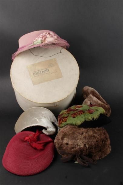 null BOITE à chapeaux de la Maison Esther Meyer comprenant des chapeaux et bibis...