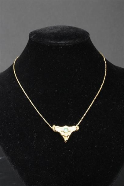 null COLLIER ras de cou en or jaune 18K(750°°/oo) orné d'un motif serti d'une pierre...