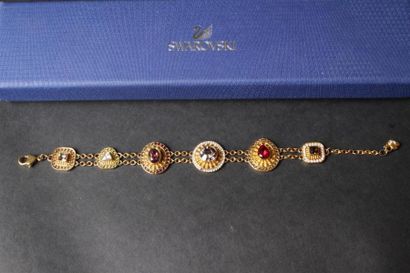 null SWAROVSKI
Bracelet en métal doré composé de motifs géométriques sertis de pierres...