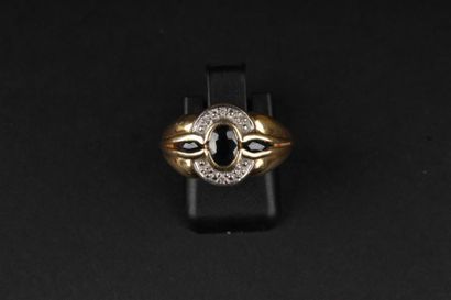 null BAGUE en or jaune 18K (750°°/oo) sertie d'un saphir synthétique facetté ovale...