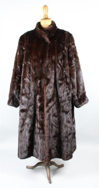 null ELVEN Paris 
Beau manteau en vison brun. 
Largeur épaules : 50 cm environ 
Longueur...