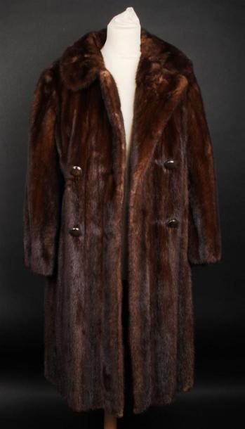 null FOURRURES MAURY 
Beau manteau en vison brun, col cranté, deux rangs de boutons....