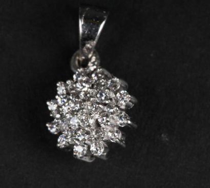 null PENDENTIF "fleur" en or gris 18K (750°°/oo) serti de diamants sur plusieurs...