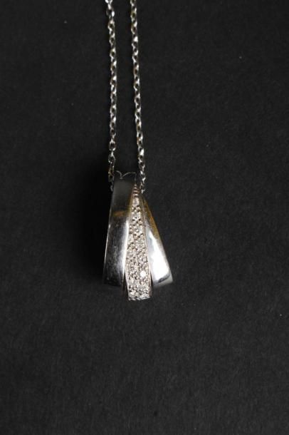 null GUY LAROCHE
Pendentif en or gris 18K (750°°/oo) ) décor de trois anneaux, l'anneau...