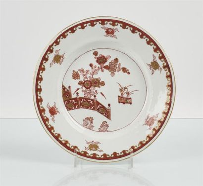 null TOURNAI
Assiette en porcelaine tendre à décor en rouge de fer et or dans le...