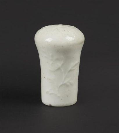 null SAINT-CLOUD
Pommeau de canne en porcelaine tendre émaillée blanche à décor en...