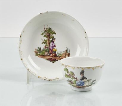 null LA HAYE
Tasse à thé et sa soucoupe en porcelaine à décor polychrome de berger...