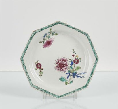 null TOURNAI
Petite assiette octogonale en porcelaine tendre à décor polychrome dans...